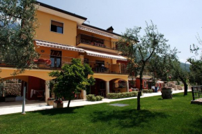 Гостиница Villa Due Leoni - Residence, Бренцоне